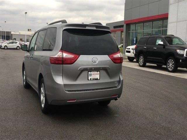 2017 Toyota Sienna LE